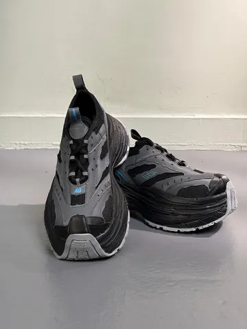 کتونی پسرانه BALENCIAGA مشکی خط طوسی 255401